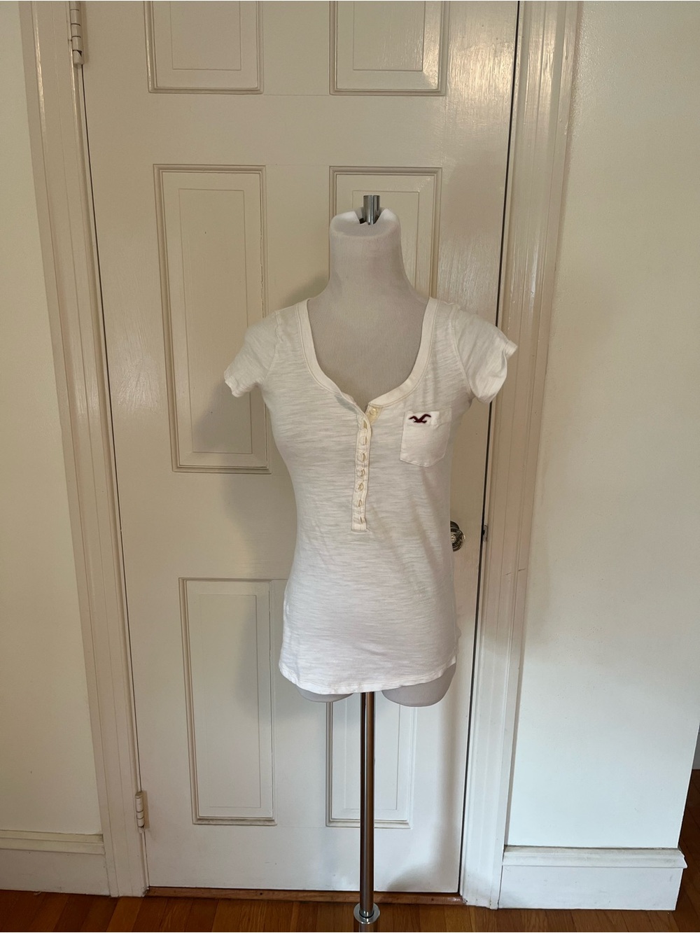 Hollister White Henley XS Large Square Tag Defect Read